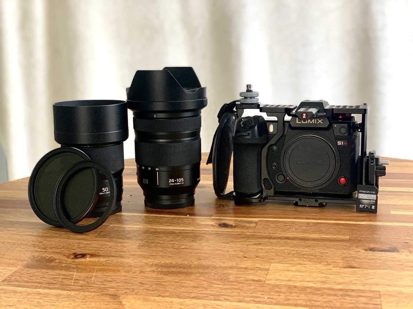 Panasonic Lumix S1H (avec cage) + Lumix 24-105mm f4 + Lumix 50mm f1.8 + kit (très) complet - Photo 1 sur 7
