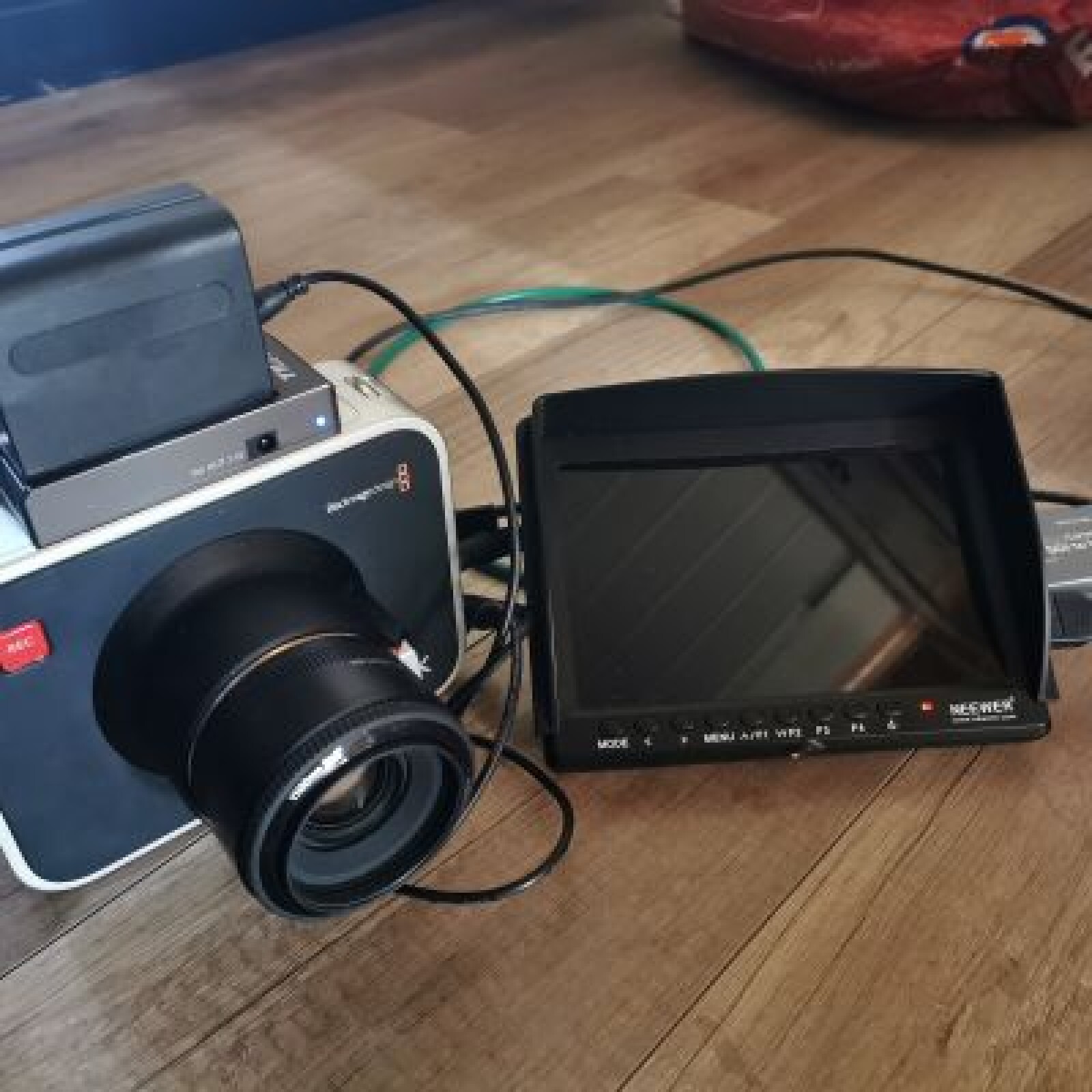 Pack de tournage Blackmagic Production Camera 4k complet - Monture EF - Photo 3 sur 5