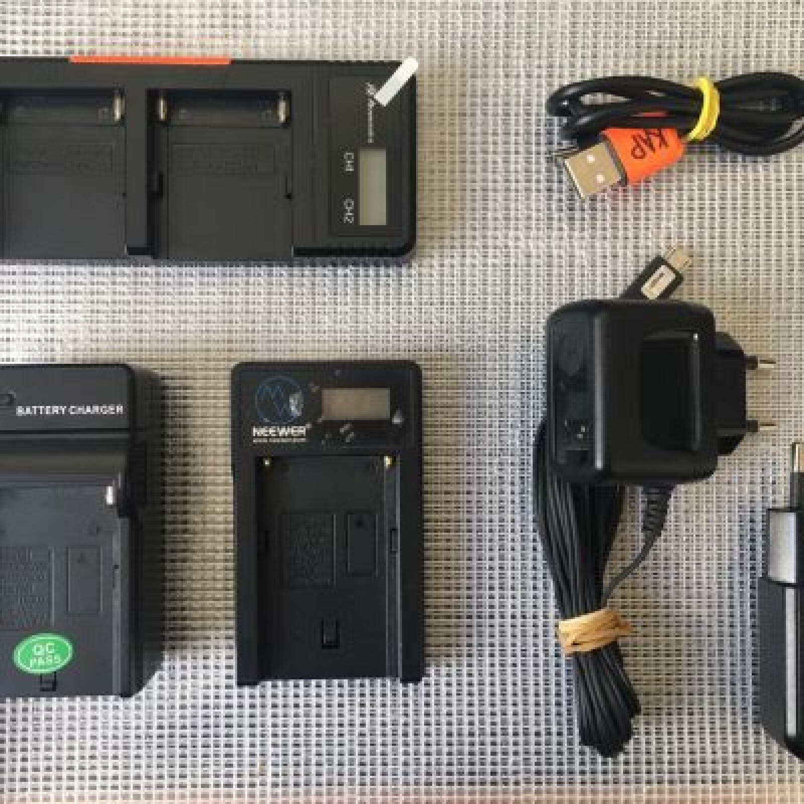 4 Batteriews NPF + Chargeur 2 emplacements - Photo 2 sur 2