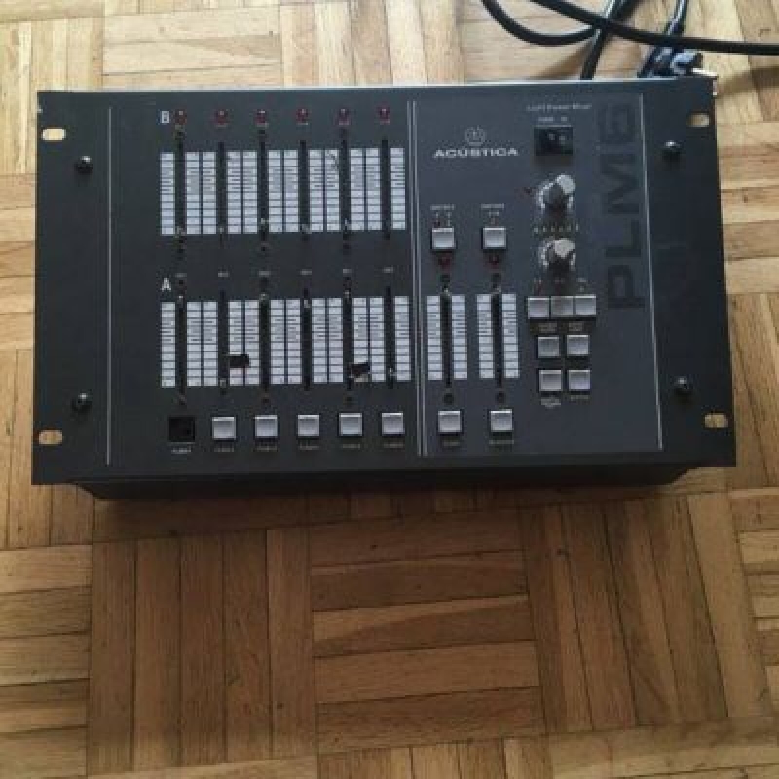 console lumière / dimeures avec 6 entré pc 16 - Photo 1 sur 3