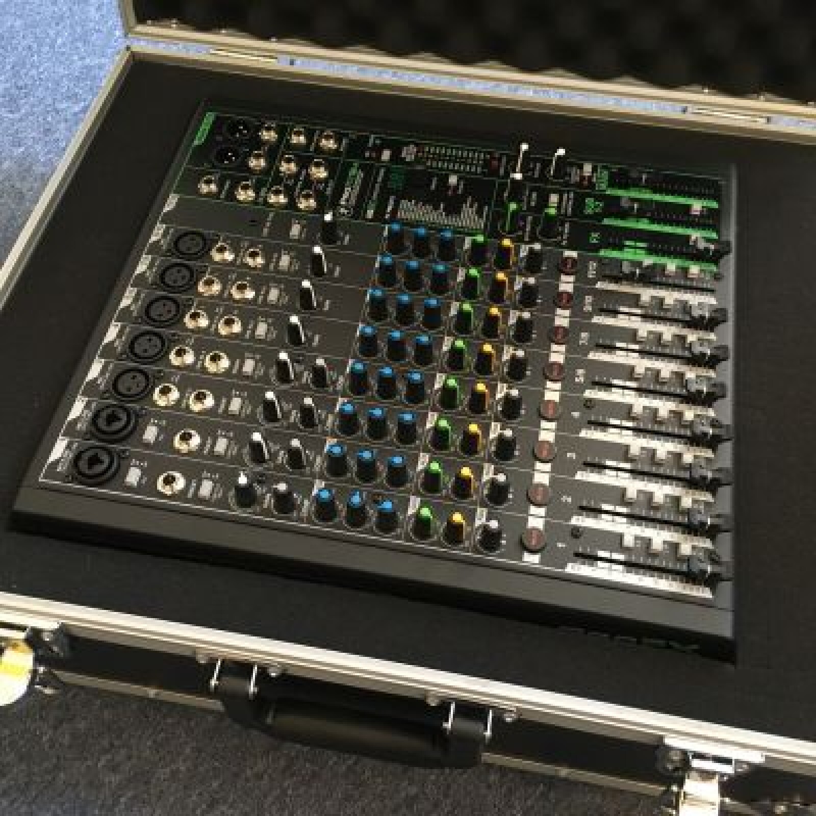 Console 12 voies MACKIE PRO FX12 V3 - Photo 2 sur 5