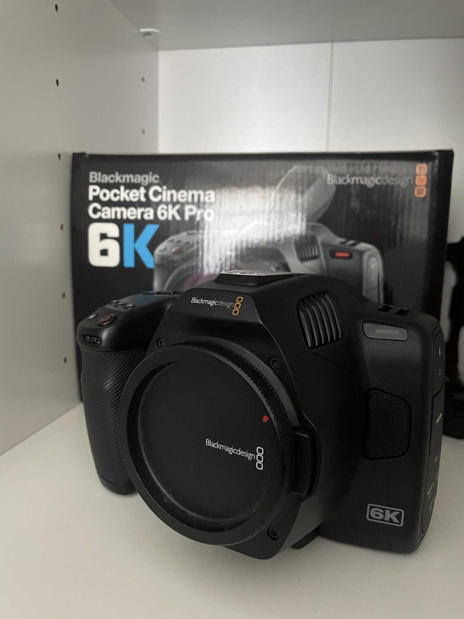 Blackmagic Design Pocket Cinema Camera 6K Pro + objectif 24-105 Canon série L - Photo 1 sur 5