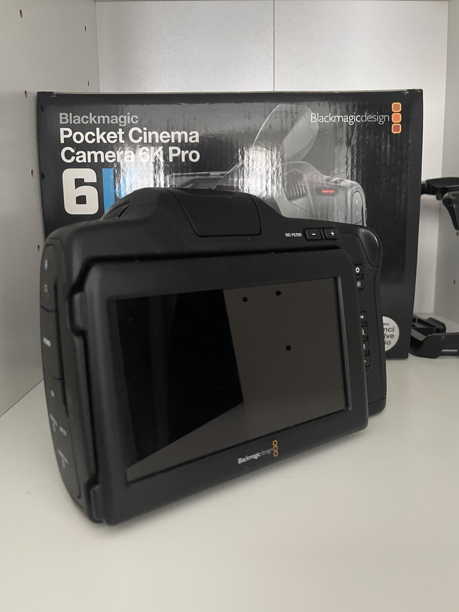 Blackmagic Design Pocket Cinema Camera 6K Pro + objectif 24-105 Canon série L - Photo 2 sur 5