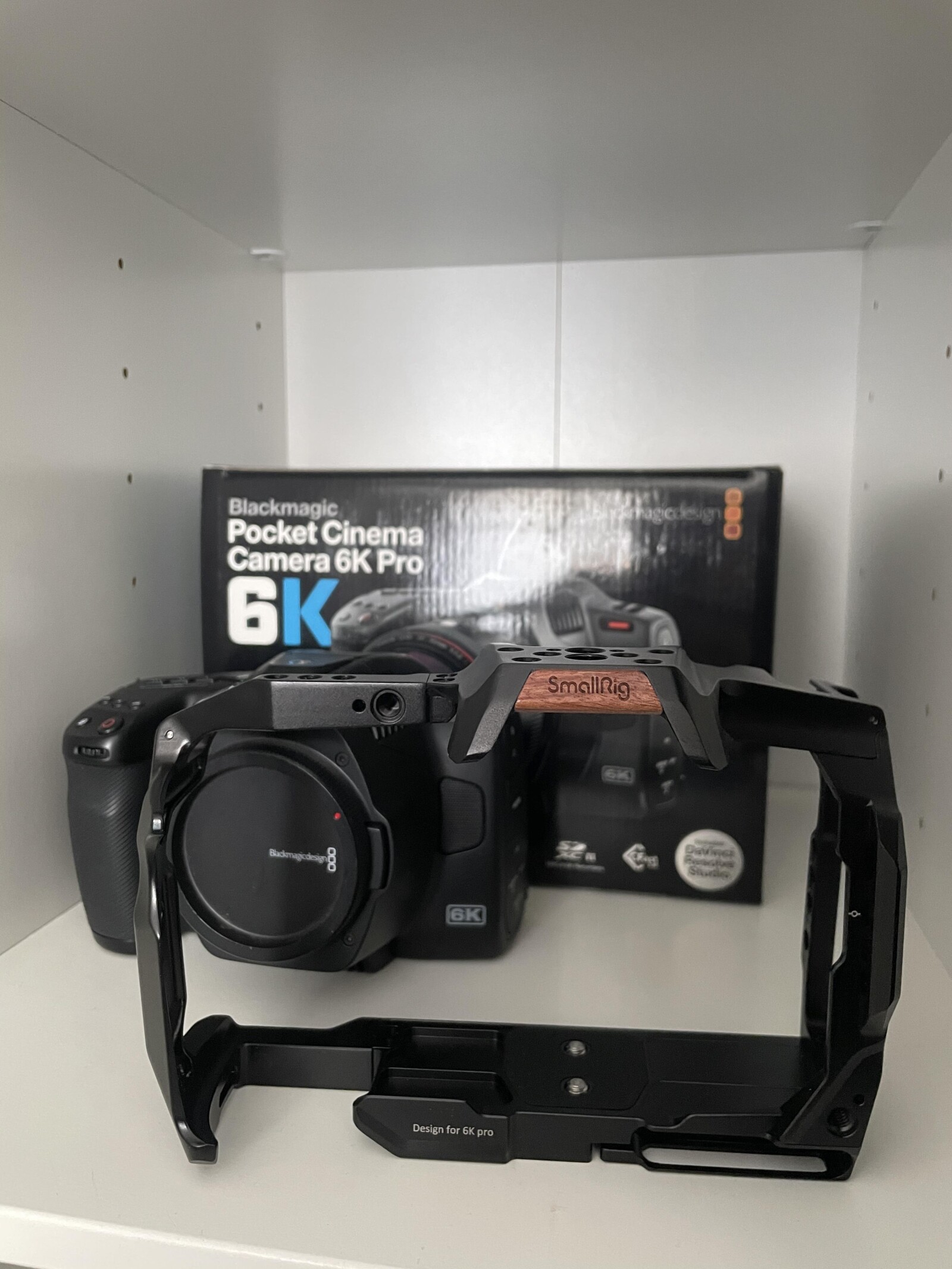 Blackmagic Design Pocket Cinema Camera 6K Pro + objectif 24-105 Canon série L - Photo 3 sur 5