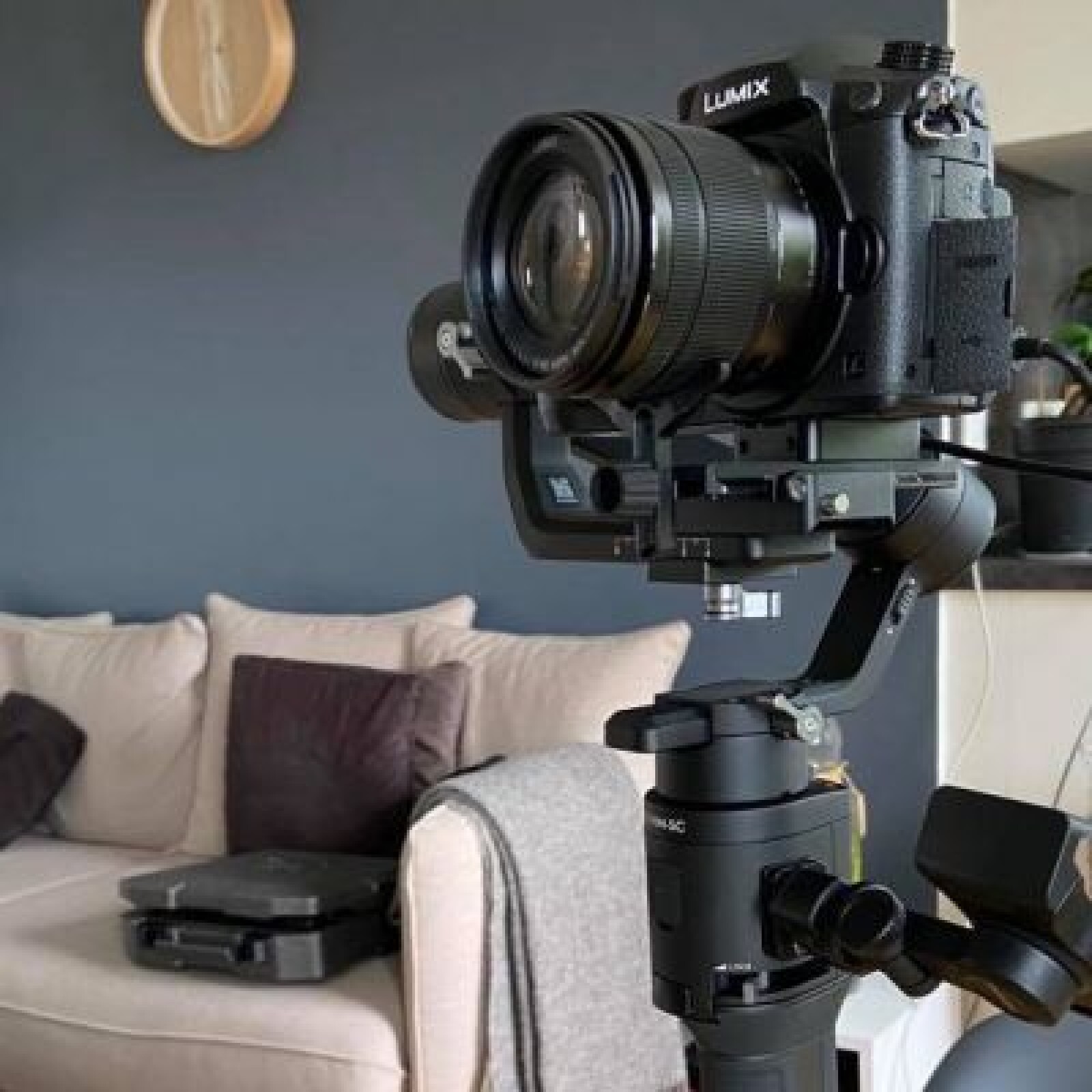 Pack LUMIX GH5 Obj G Vario 12 - 60mm + DJI Ronin-SC - Photo 5 sur 5