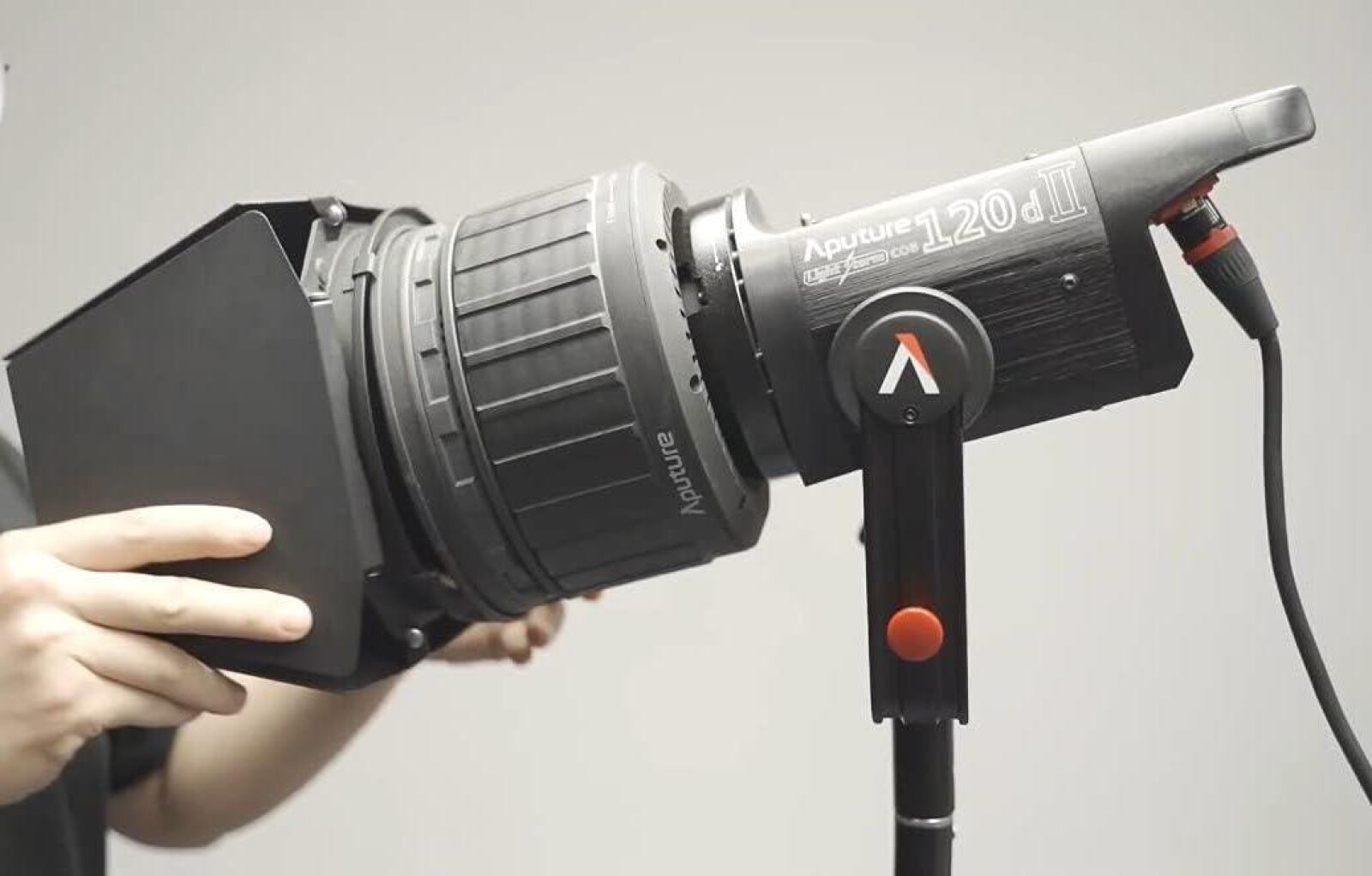 Fresnel Aputure (monture Bowens) + Volet Barndoor - Photo 5 sur 5