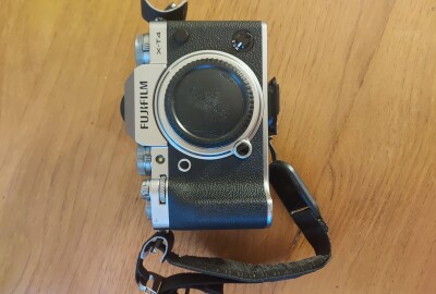 Location Boitier nu Fuji xt4 + 3 batteries 