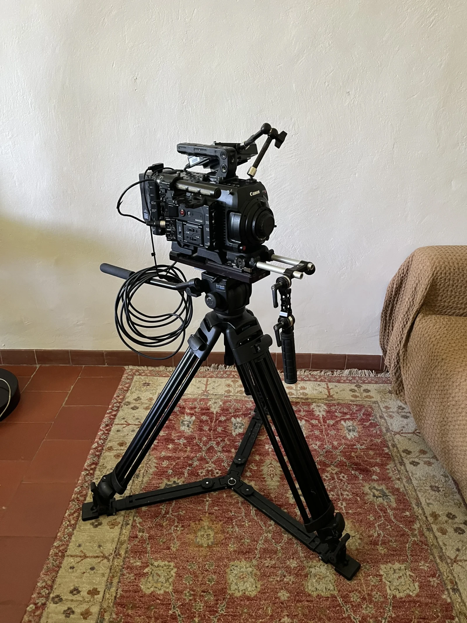 Canon EOS C700 FF - Photo 2 sur 4