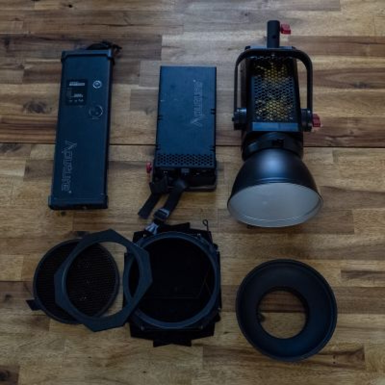 Aputure LS C300d + 1 pied offert à Nanterre - Photo 1 sur 2