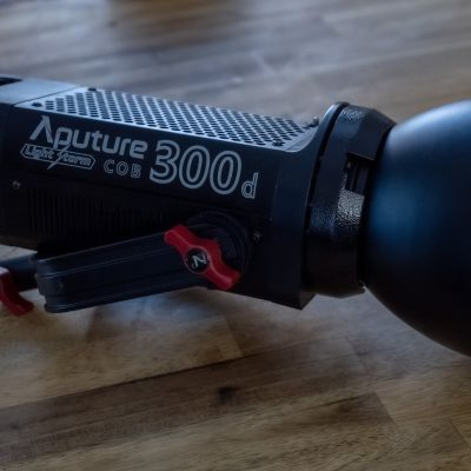 Aputure LS C300d + 1 pied offert à Nanterre - Photo 2 sur 2