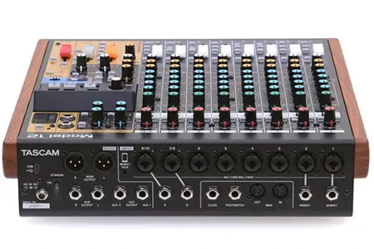 Location Tascam Model 12 - Lightyshare