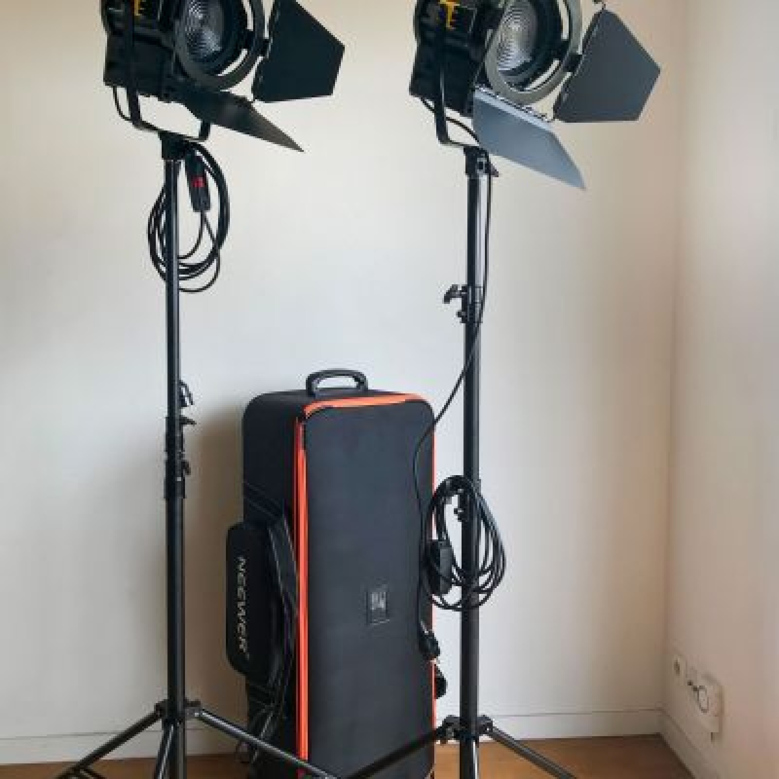 Fresnel LED 70 W (kit x 2) Dimmable Spotlight avec 2 trépieds - Photo 2 sur 3