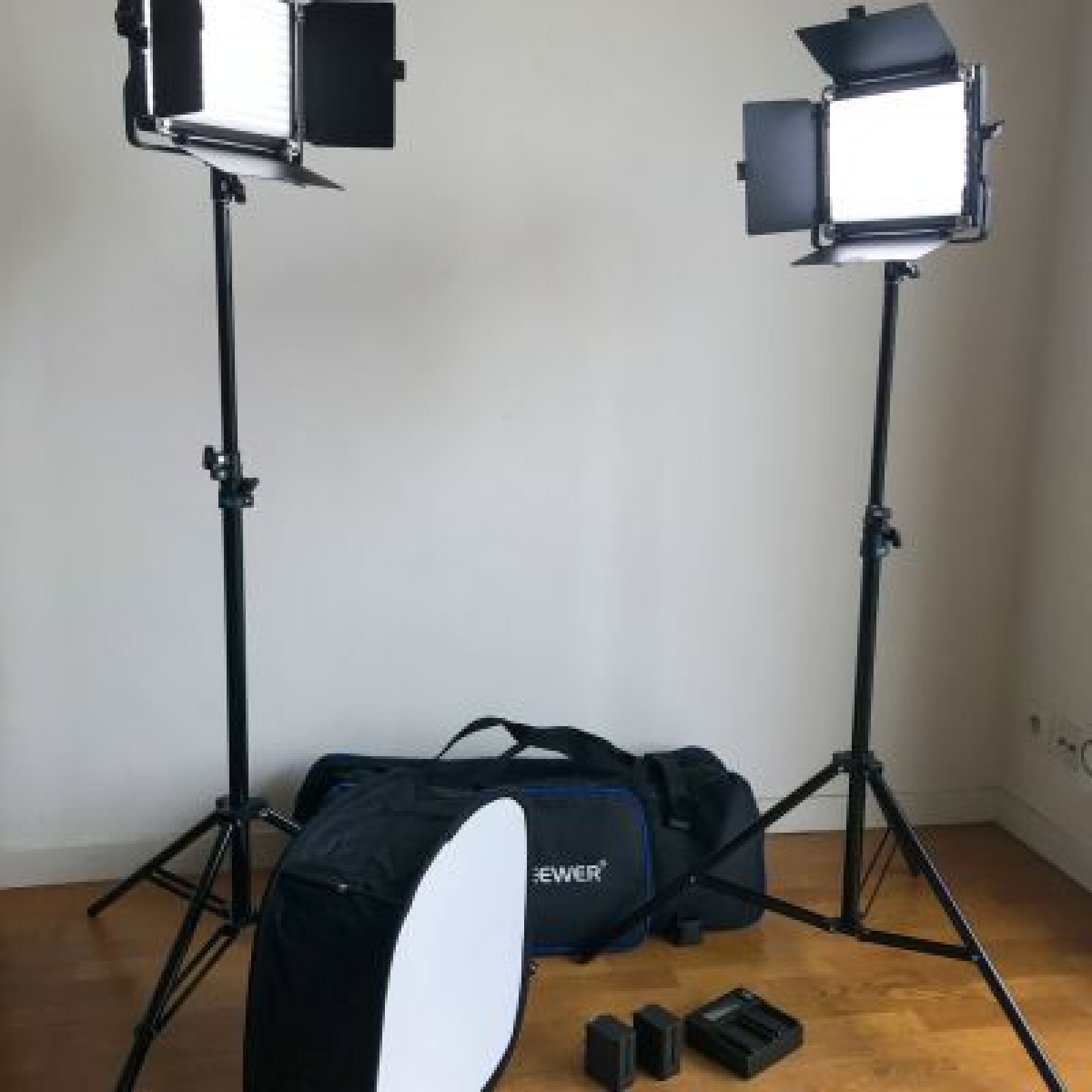 PANNEAUX LED (kit x 2) Neewer 660 2,4 G bi-couleur avec telecomande - Photo 2 sur 2
