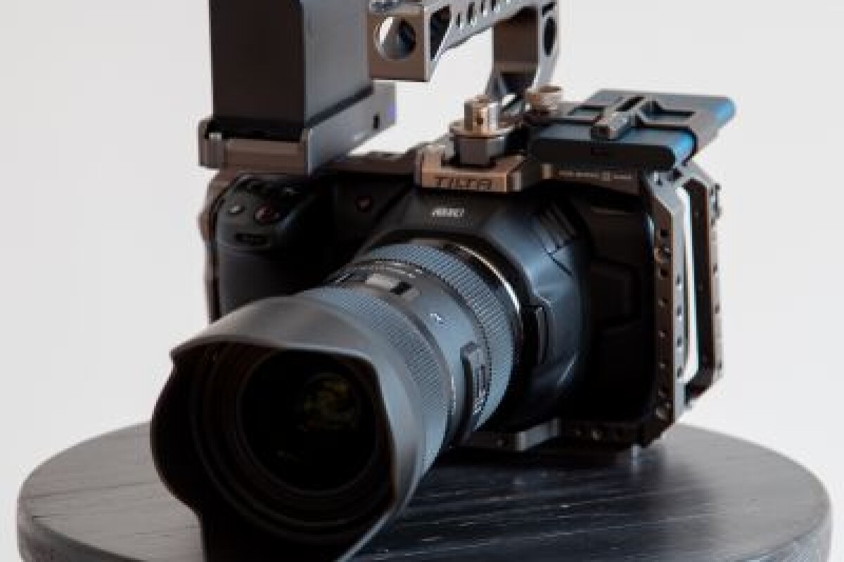 Location BLACKMAGIC DESIGN Pocket Cinema Camera 6K + SIGMA - 18-35mm f/1.8 DC HSM ART CANON (Ø72) - Lightyshare