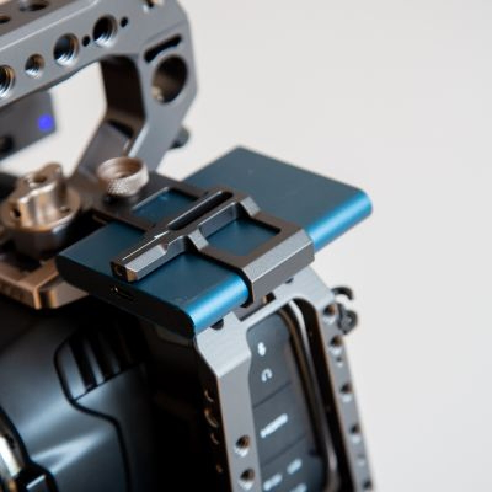 BLACKMAGIC DESIGN Pocket Cinema Camera 6K + SIGMA - 18-35mm f/1.8 DC HSM ART CANON (Ø72) - Photo 3 sur 4