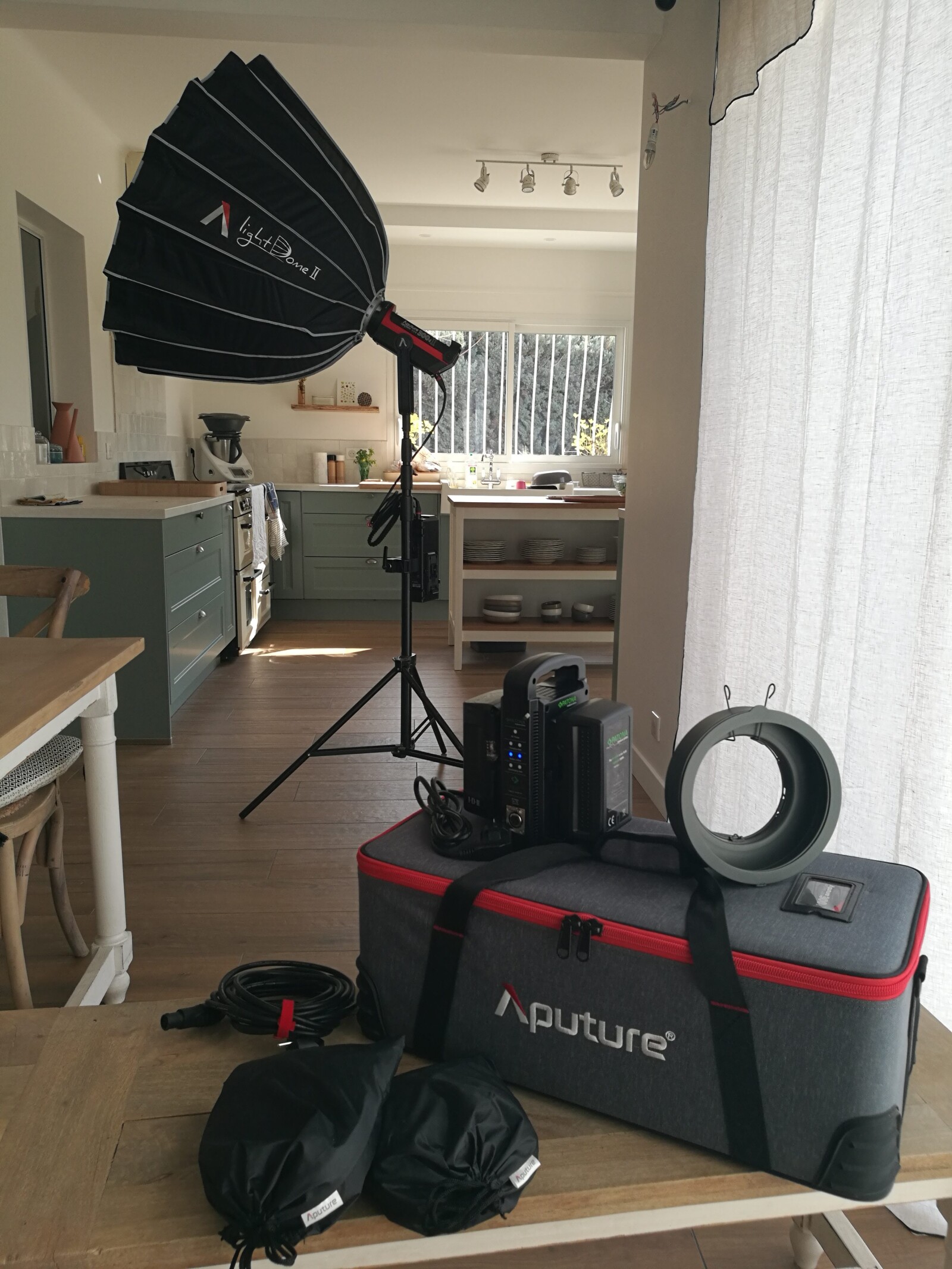 Aputure COB 300D mk II + Light Dome II + pied + Batteries/Chargeur  - Photo 1 sur 3