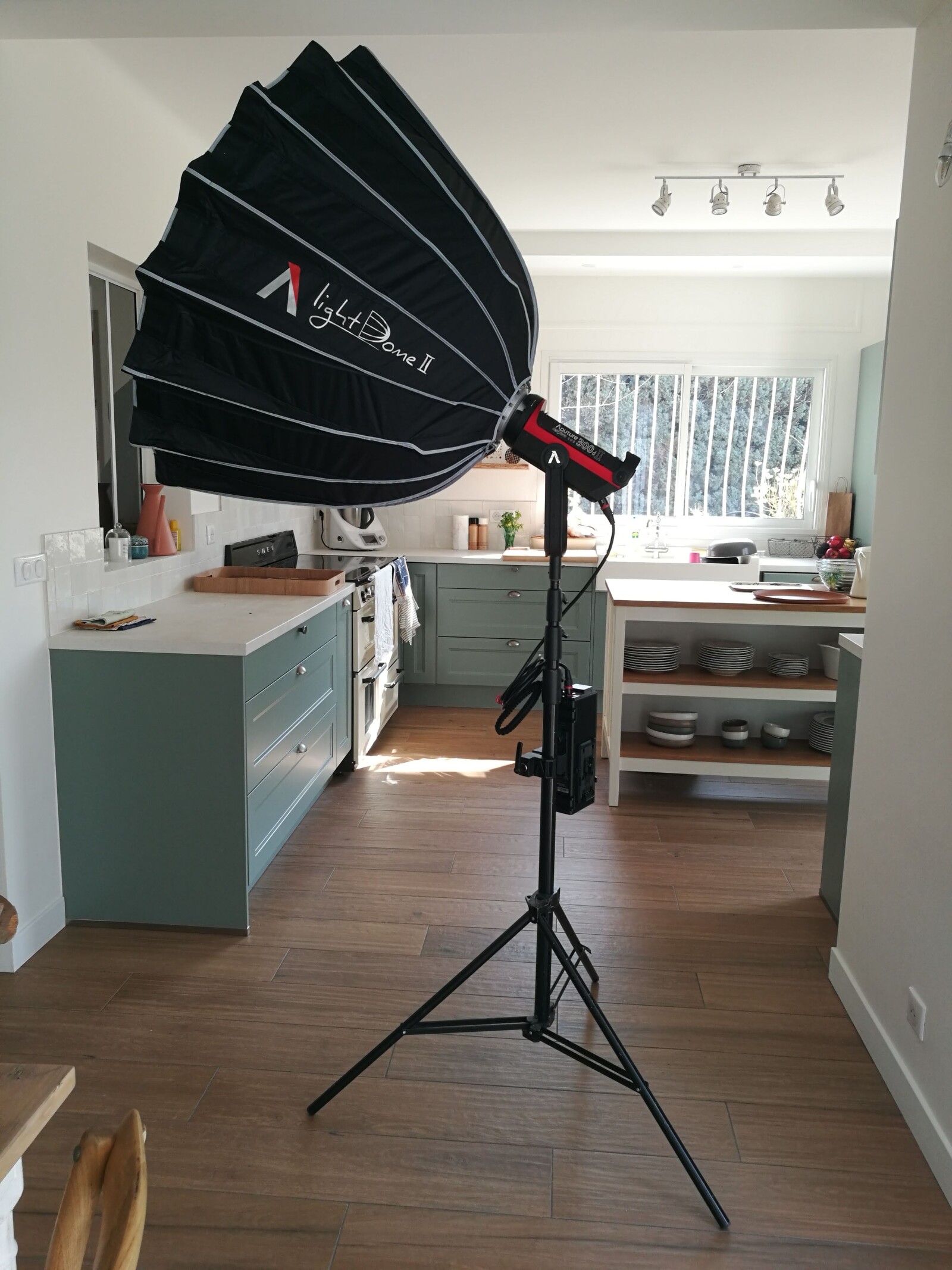Aputure COB 300D mk II + Light Dome II + pied + Batteries/Chargeur  - Photo 2 sur 3