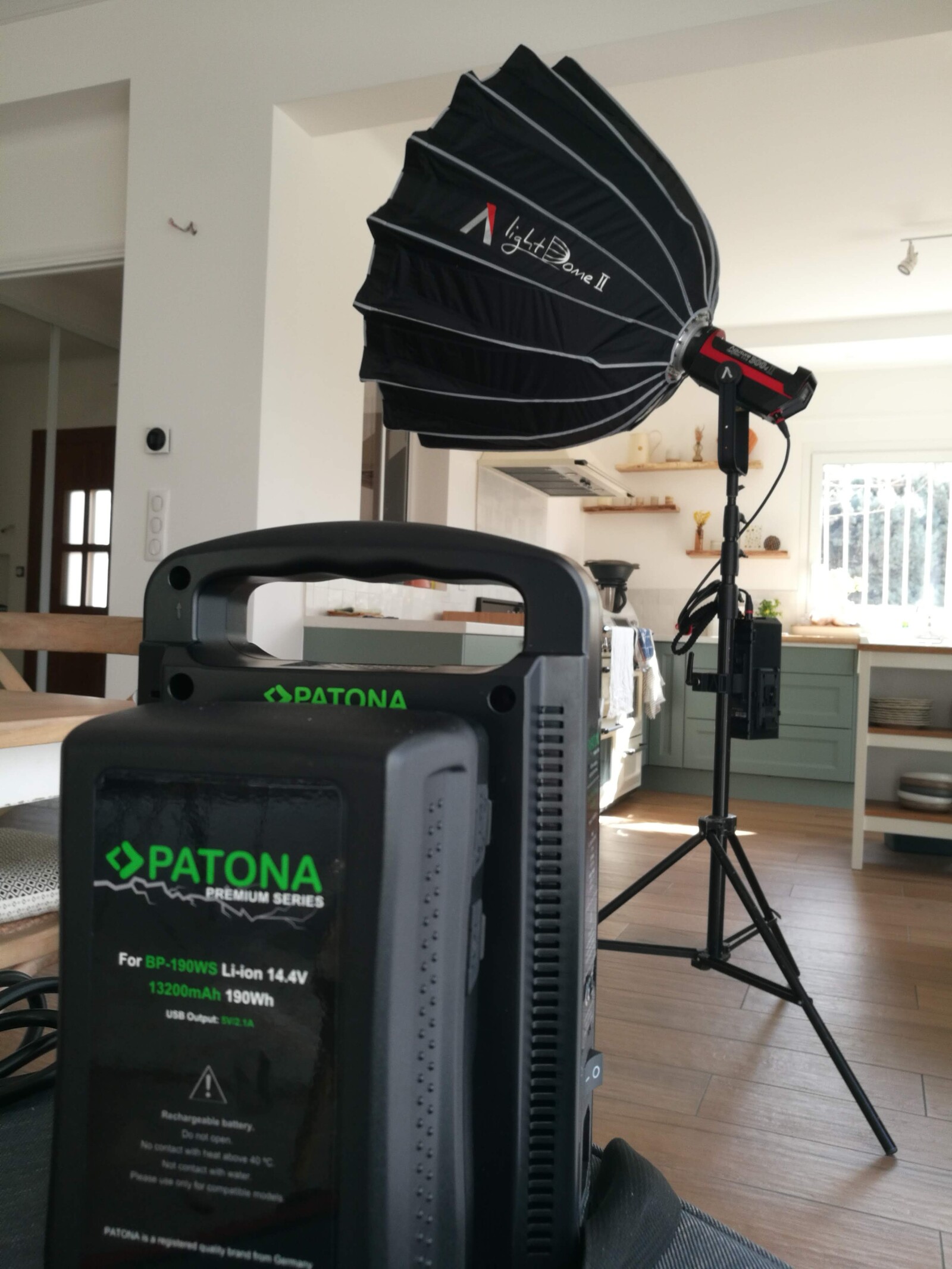 Aputure COB 300D mk II + Light Dome II + pied + Batteries/Chargeur  - Photo 3 sur 3