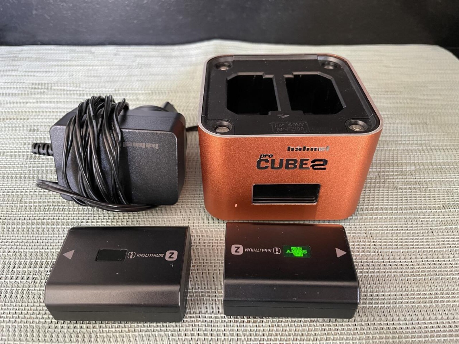 SONY ALPHA 7III + chargeur, batteries, cartes mémoire, cage et poignée - Photo 3 sur 5