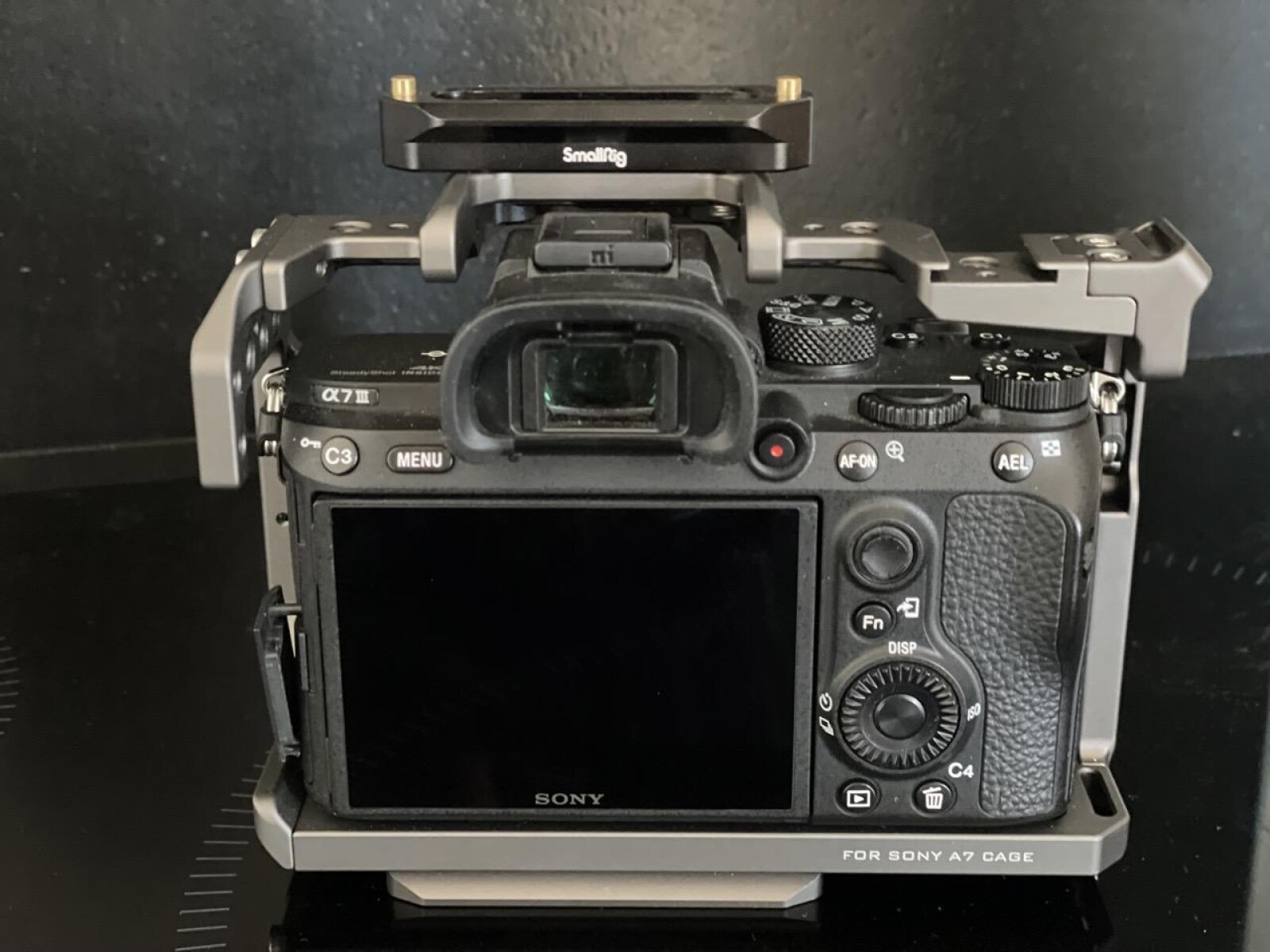 SONY ALPHA 7III + chargeur, batteries, cartes mémoire, cage et poignée - Photo 5 sur 5