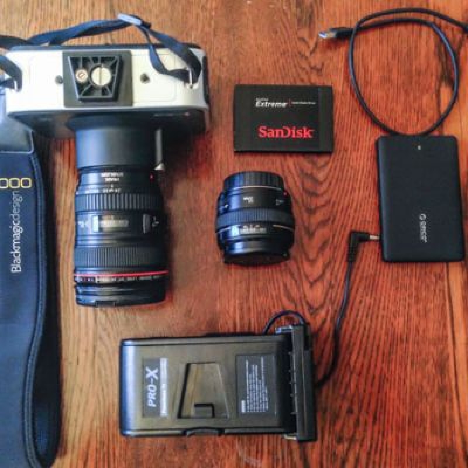 Blackmagic 2,5K + Accessoires - Photo 1 sur 4