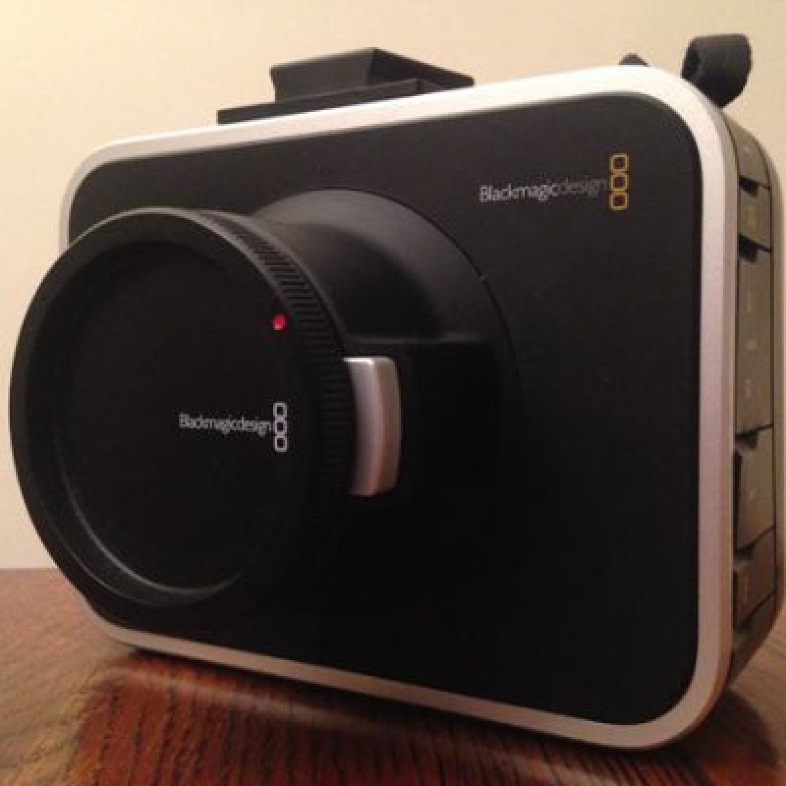 Blackmagic 2,5K + Accessoires - Photo 2 sur 4