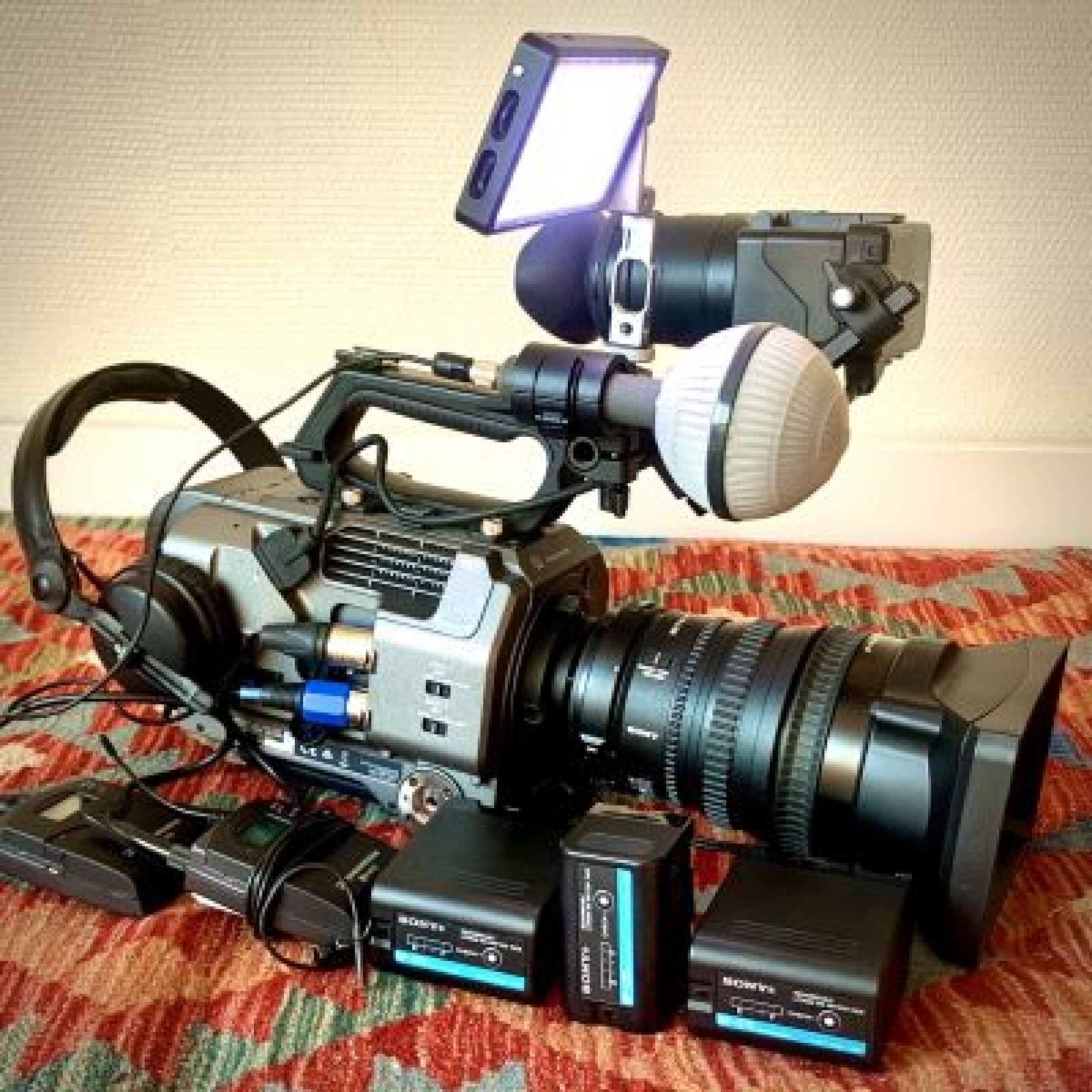 Sony FX9 + Optique SELP2813G 28-135mm F4 G OSS - Photo 1 sur 3