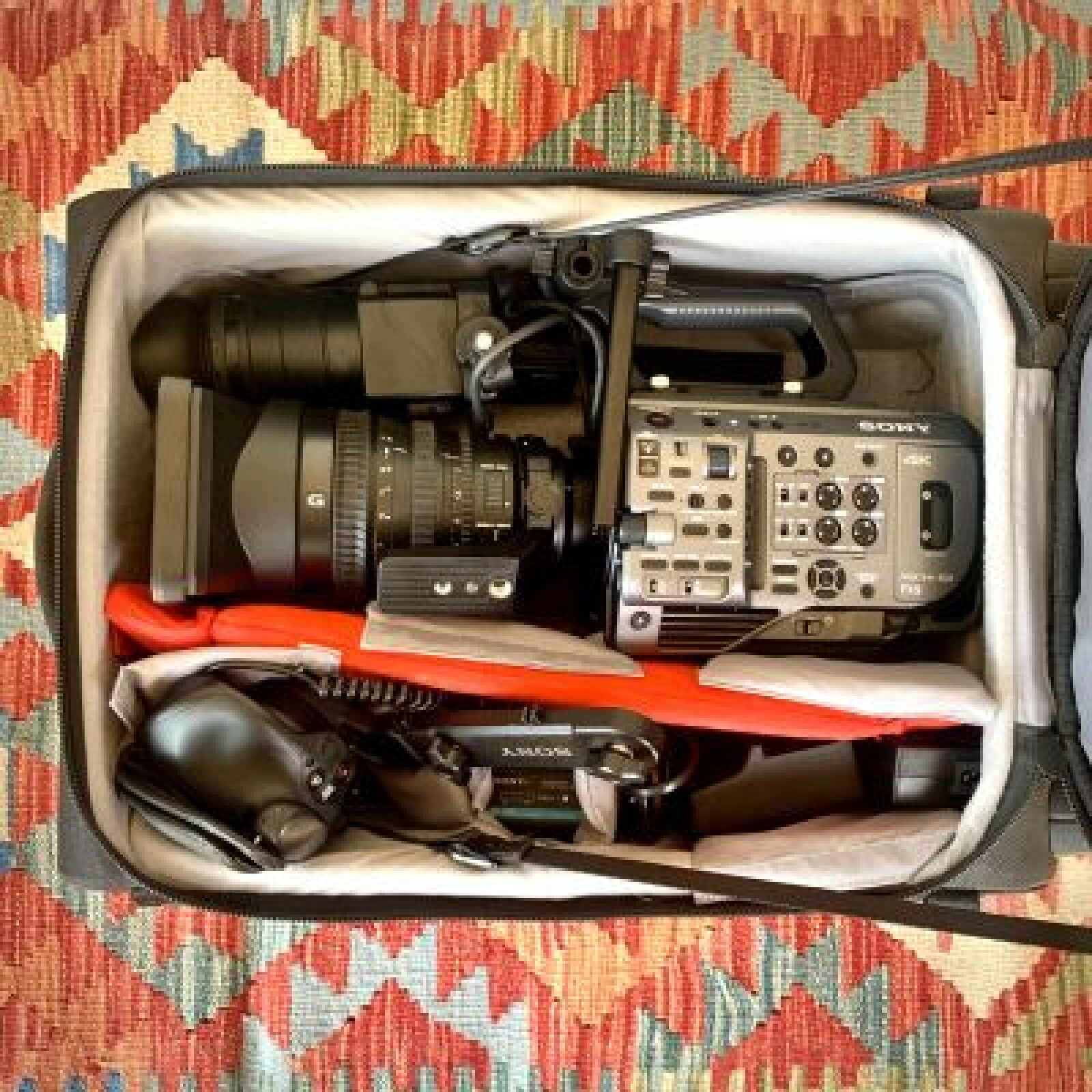 Sony FX9 + Optique SELP2813G 28-135mm F4 G OSS - Photo 3 sur 3
