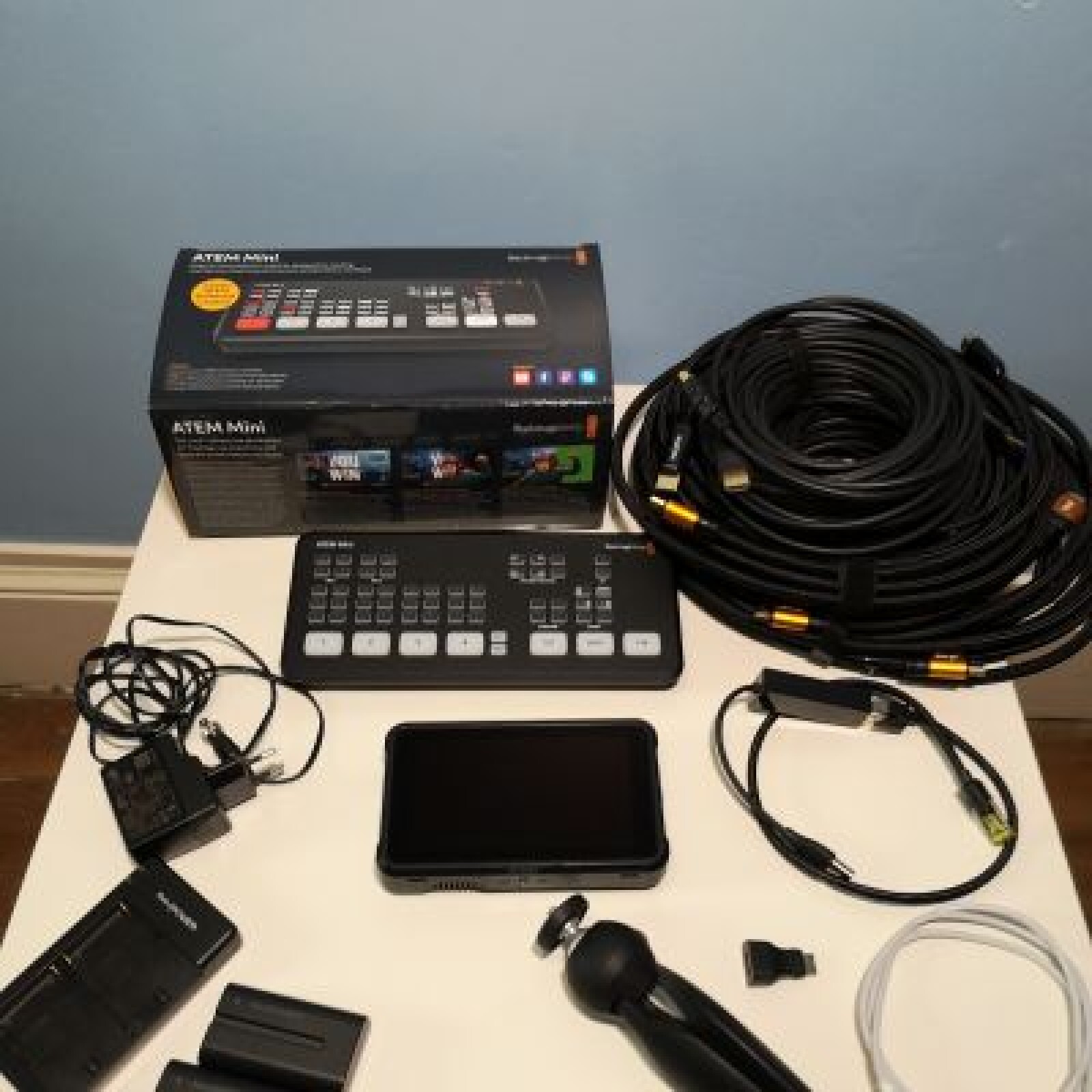 Pack régie Atem mini + cables HDMI + moniteur - Photo 1 sur 3