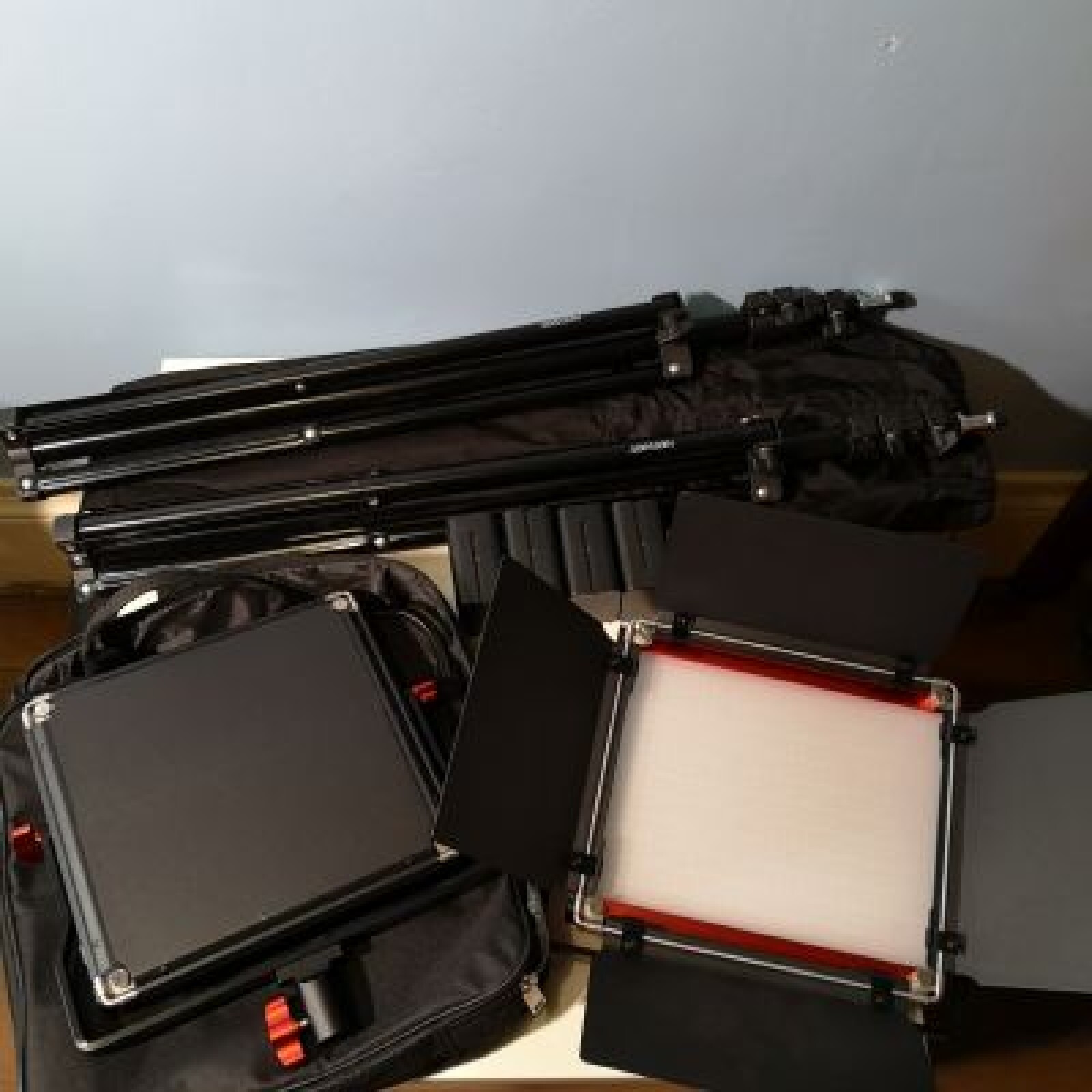 2 panneaux LED neweer + 2 pieds + 4 batteries - Photo 1 sur 1