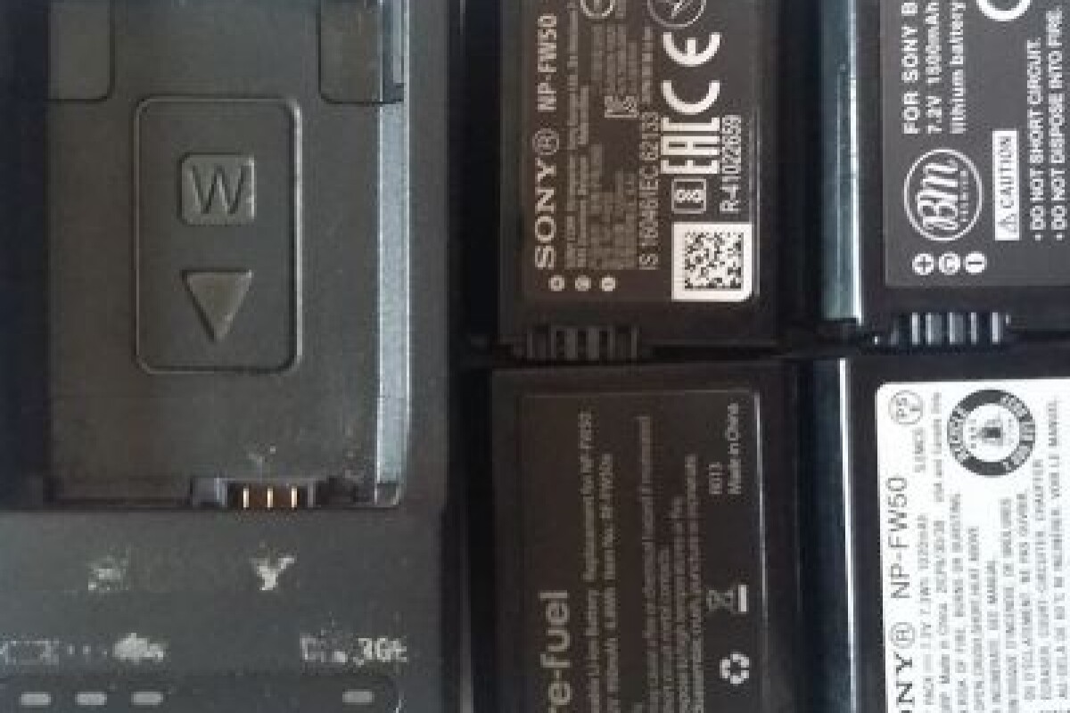 Location 4 batteries NP-FW50 pour Sony + 1 chargeur. - Lightyshare