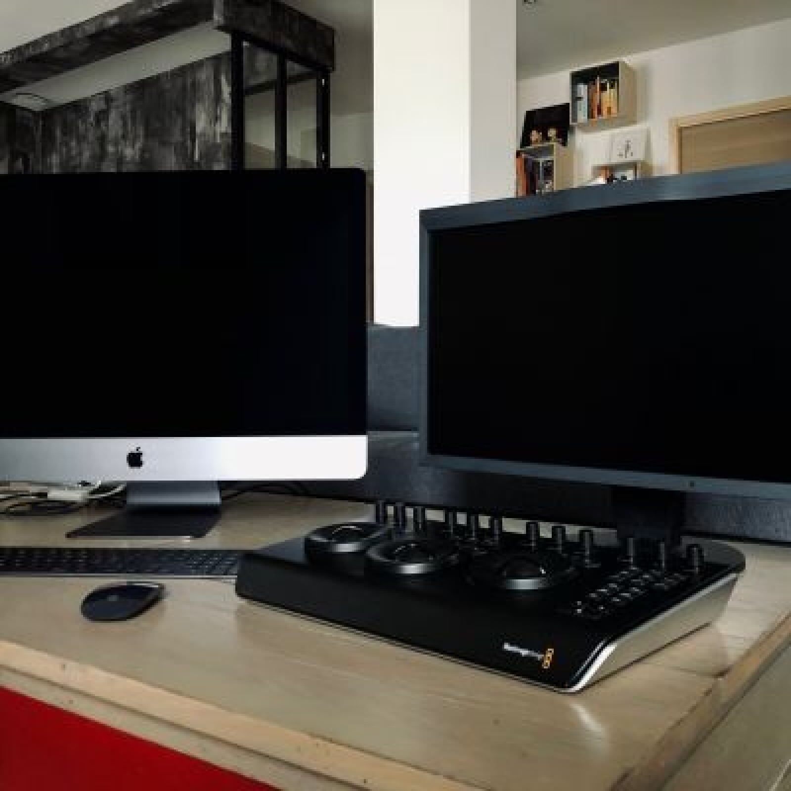iMac Pro 2017 + Eizo 24" calibré + Micro Panel BlackMagic Design - Photo 1 sur 5
