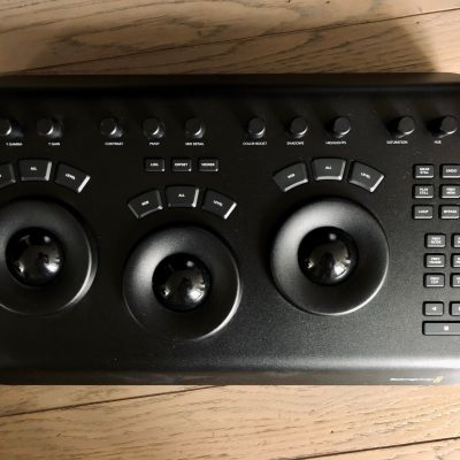iMac Pro 2017 + Eizo 24" calibré + Micro Panel BlackMagic Design - Photo 3 sur 5