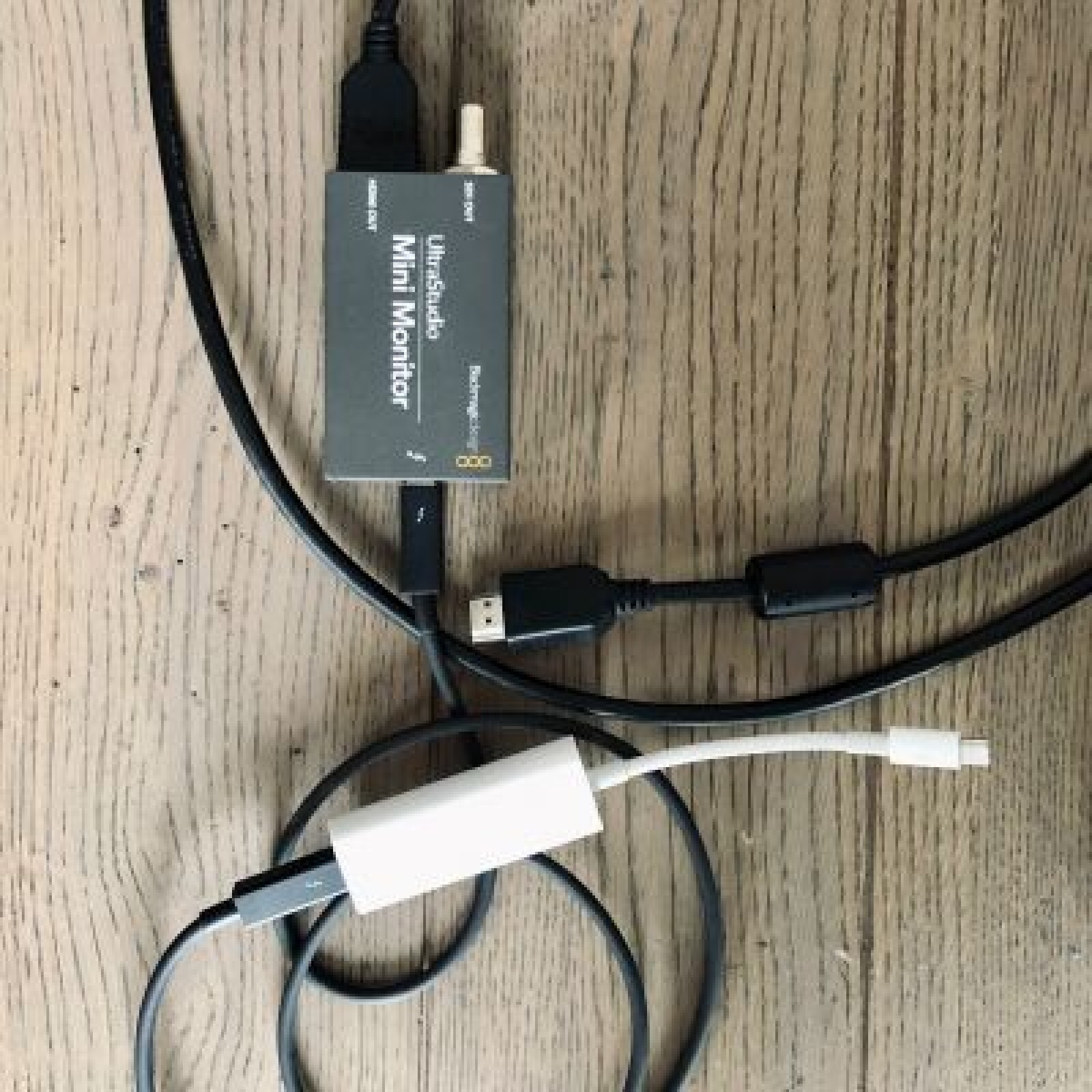 iMac Pro 2017 + Eizo 24" calibré + Micro Panel BlackMagic Design - Photo 4 sur 5