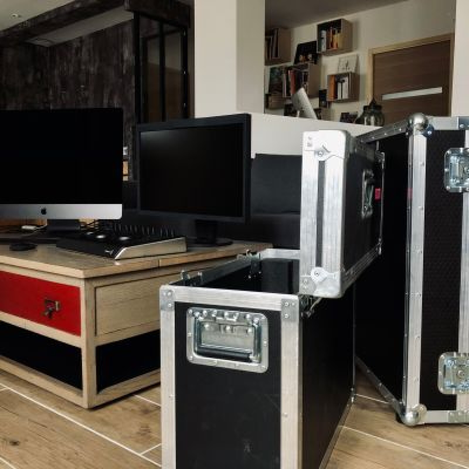 iMac Pro 2017 + Eizo 24" calibré + Micro Panel BlackMagic Design - Photo 5 sur 5