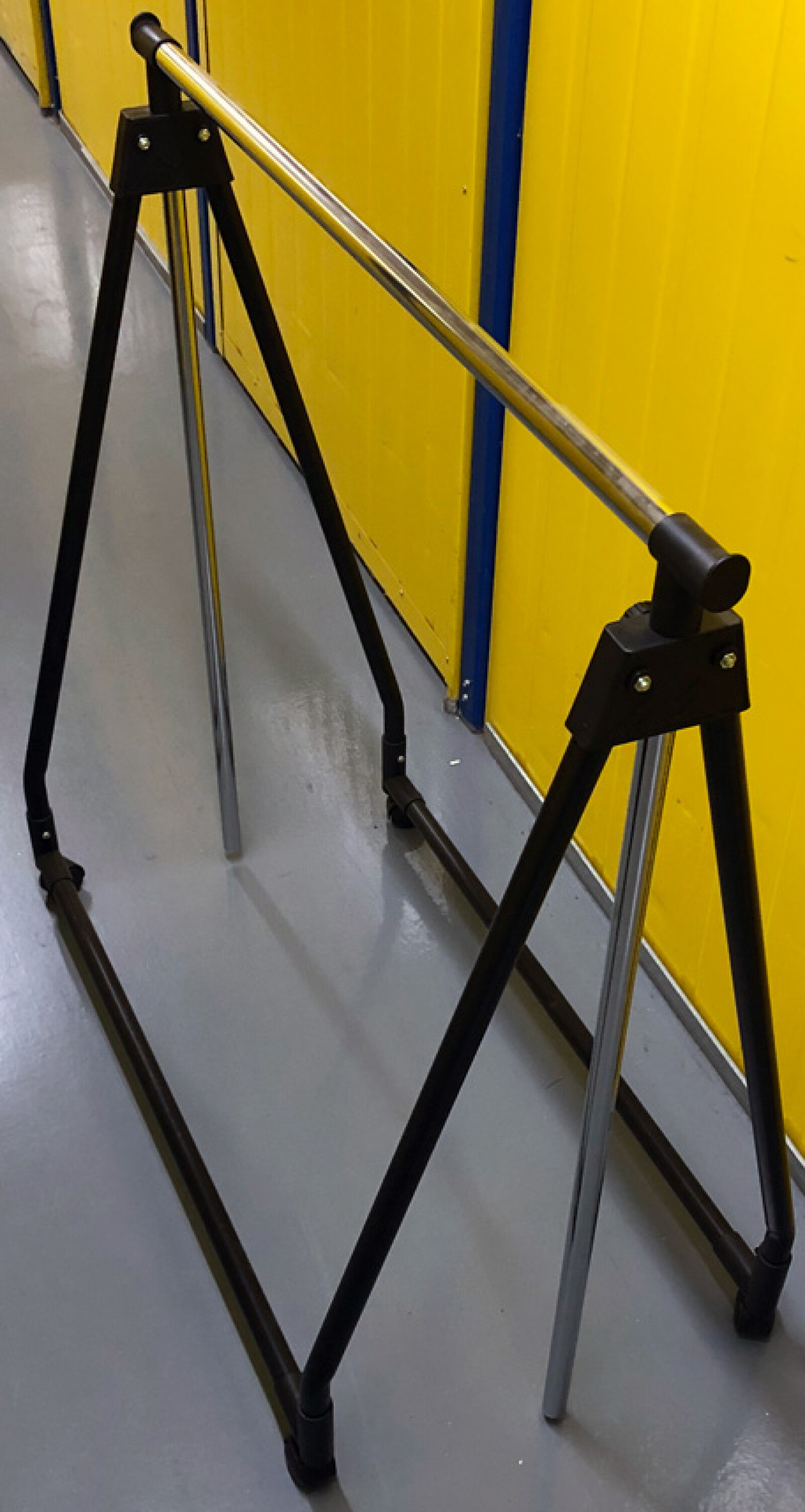 Portant à vêtements pliable et sur roulettes - Photo 2 sur 3
