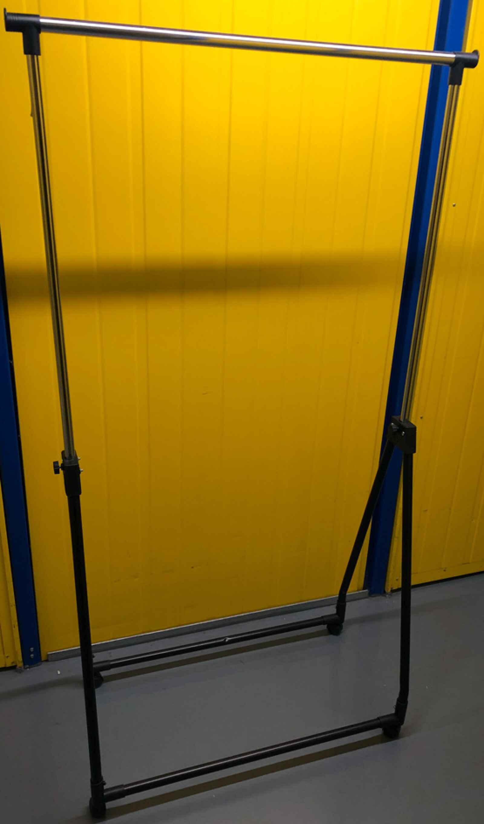 Portant à vêtements pliable et sur roulettes - Photo 1 sur 3
