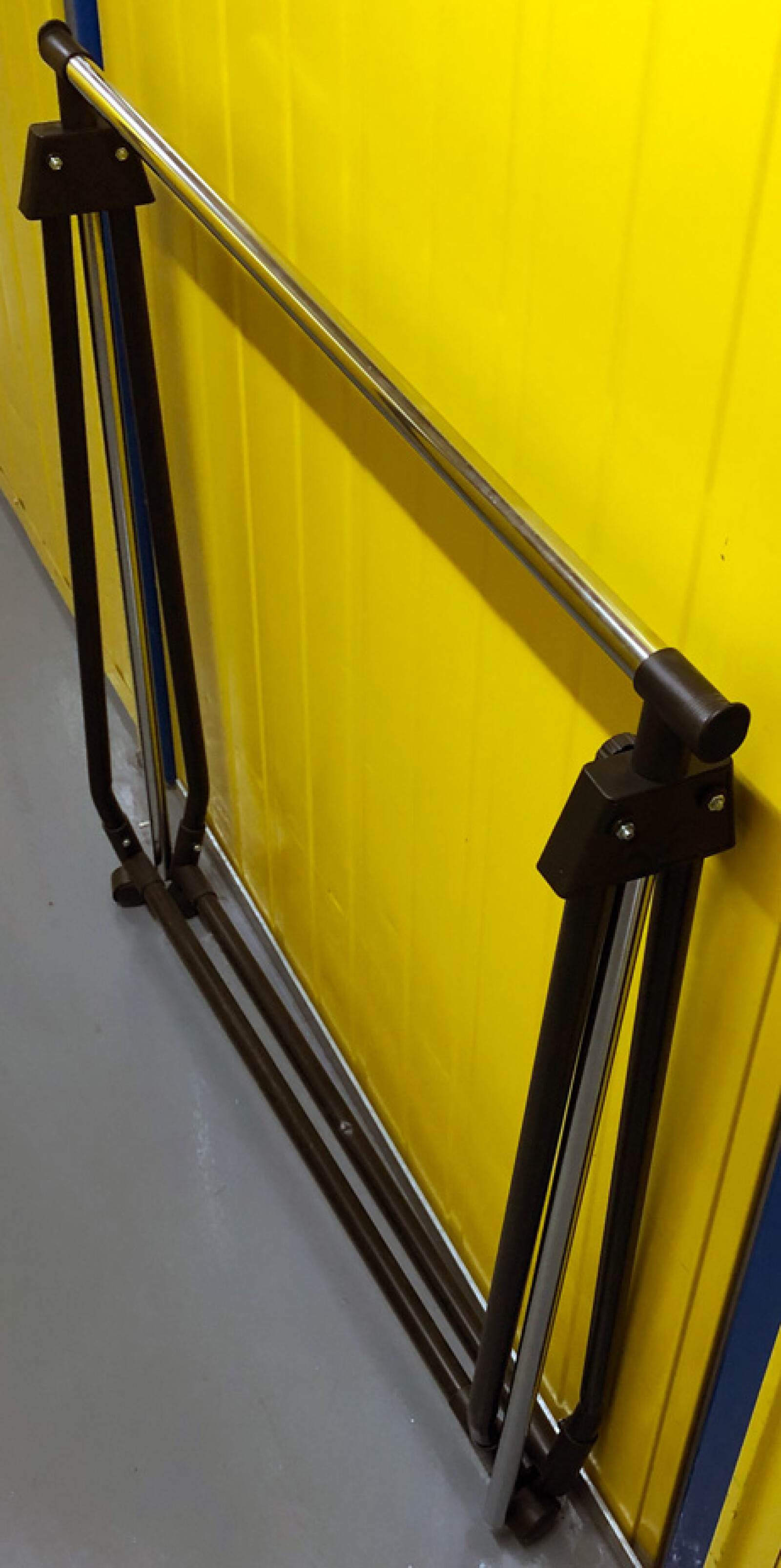 Portant à vêtements pliable et sur roulettes - Photo 3 sur 3