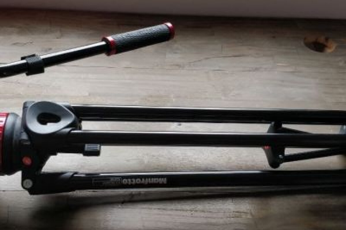 Location Kit trépied vidéo Manfrotto avec rotule tête fluide et sac de transport - Lightyshare