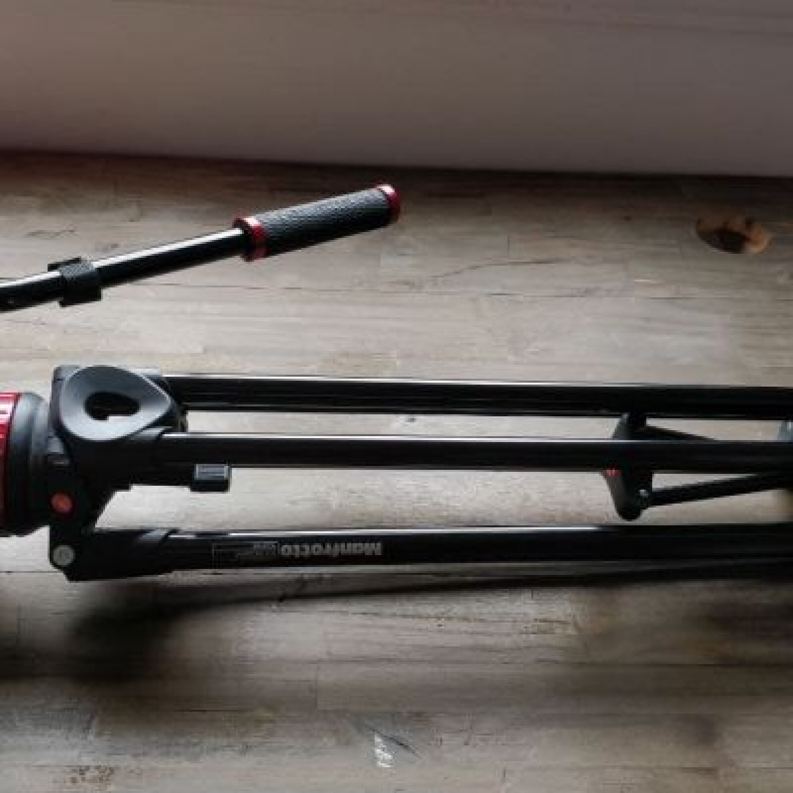 Kit trépied vidéo Manfrotto avec rotule tête fluide et sac de transport - Photo 1 sur 2
