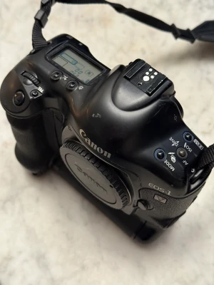 Location Canon 1V