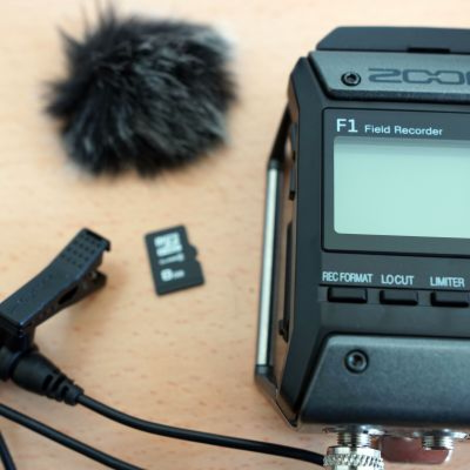 Micro cravate - Zoom F1-LP + micro lavalier + carte 8 Gb - Photo 2 sur 3