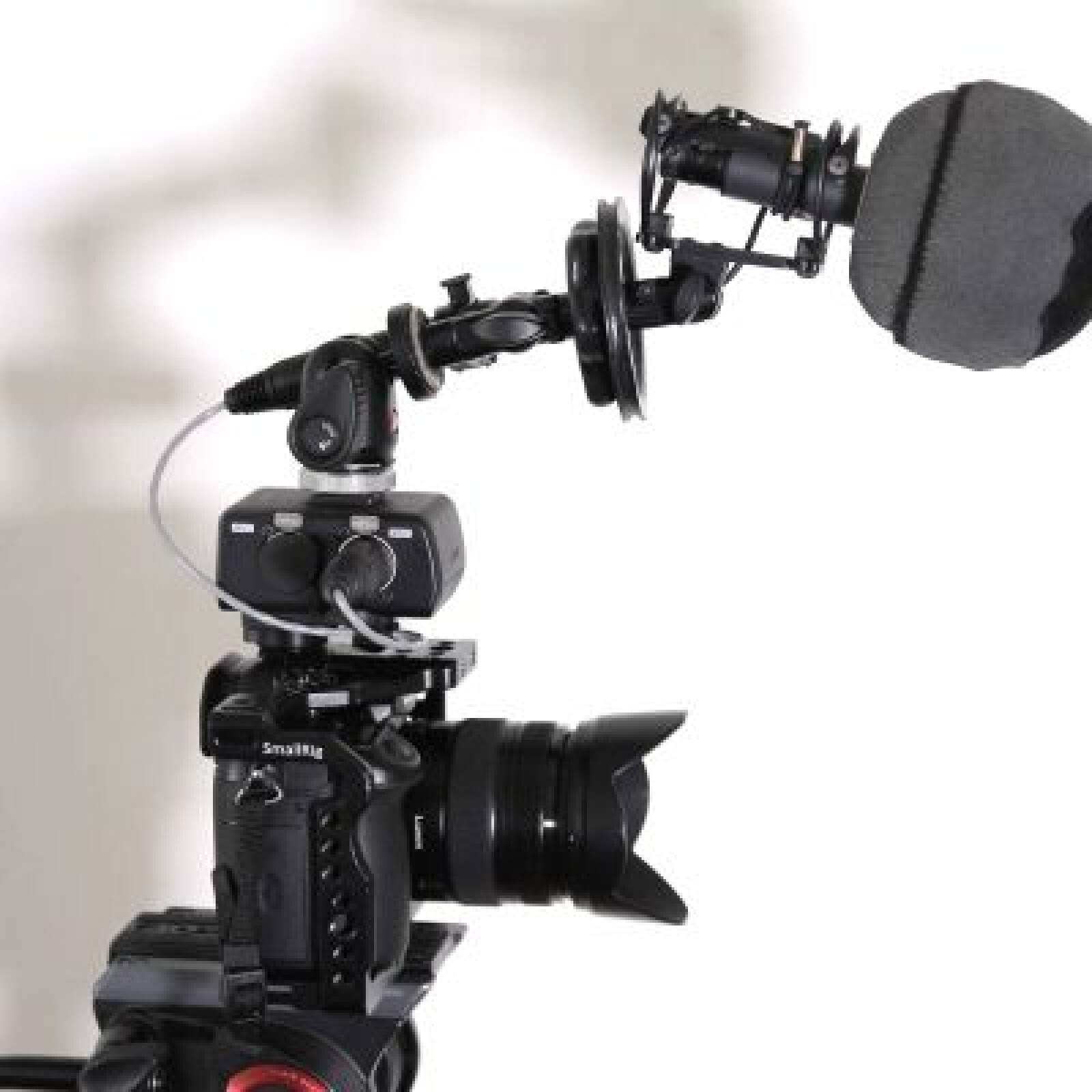 Panasonic GH5 + 12-35 f2.8 + 35-100 f2.8 + V-Log + trépied + boîtier XLR + micro caméra Neumann KM185 - Photo 1 sur 5