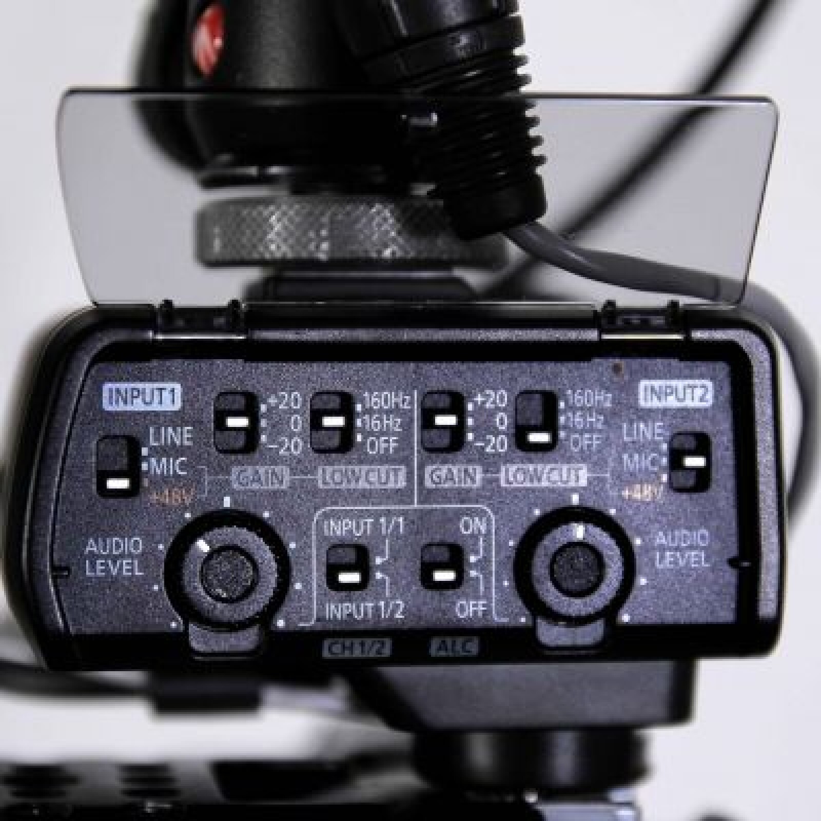 Panasonic GH5 + 12-35 f2.8 + 35-100 f2.8 + V-Log + trépied + boîtier XLR + micro caméra Neumann KM185 - Photo 5 sur 5