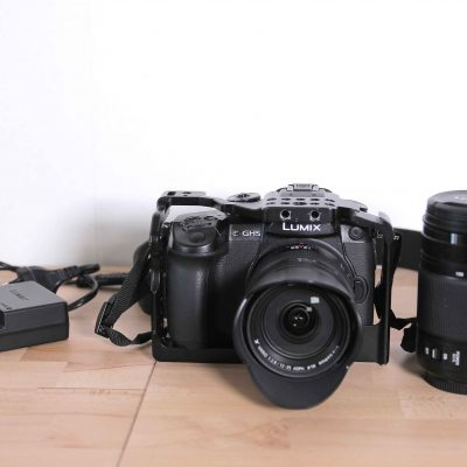 Pack ITV - GH5 + 12-35 f2.8 + 35-100 f2.8 + DMW-XLR1 + KM185 + G4 + ME 2 - Photo 3 sur 5