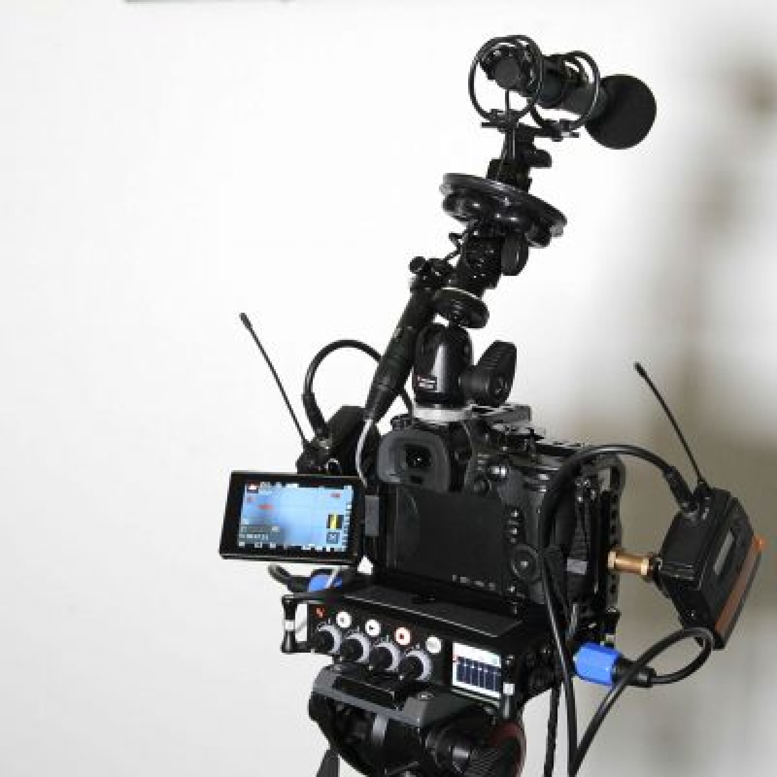 Pack ENG - GH5 + 12-35 f2.8 + 35-100 f2.8 + MixPre-6 II  + KM185 + 2 kit HF G4 + ME 2 - Photo 1 sur 5
