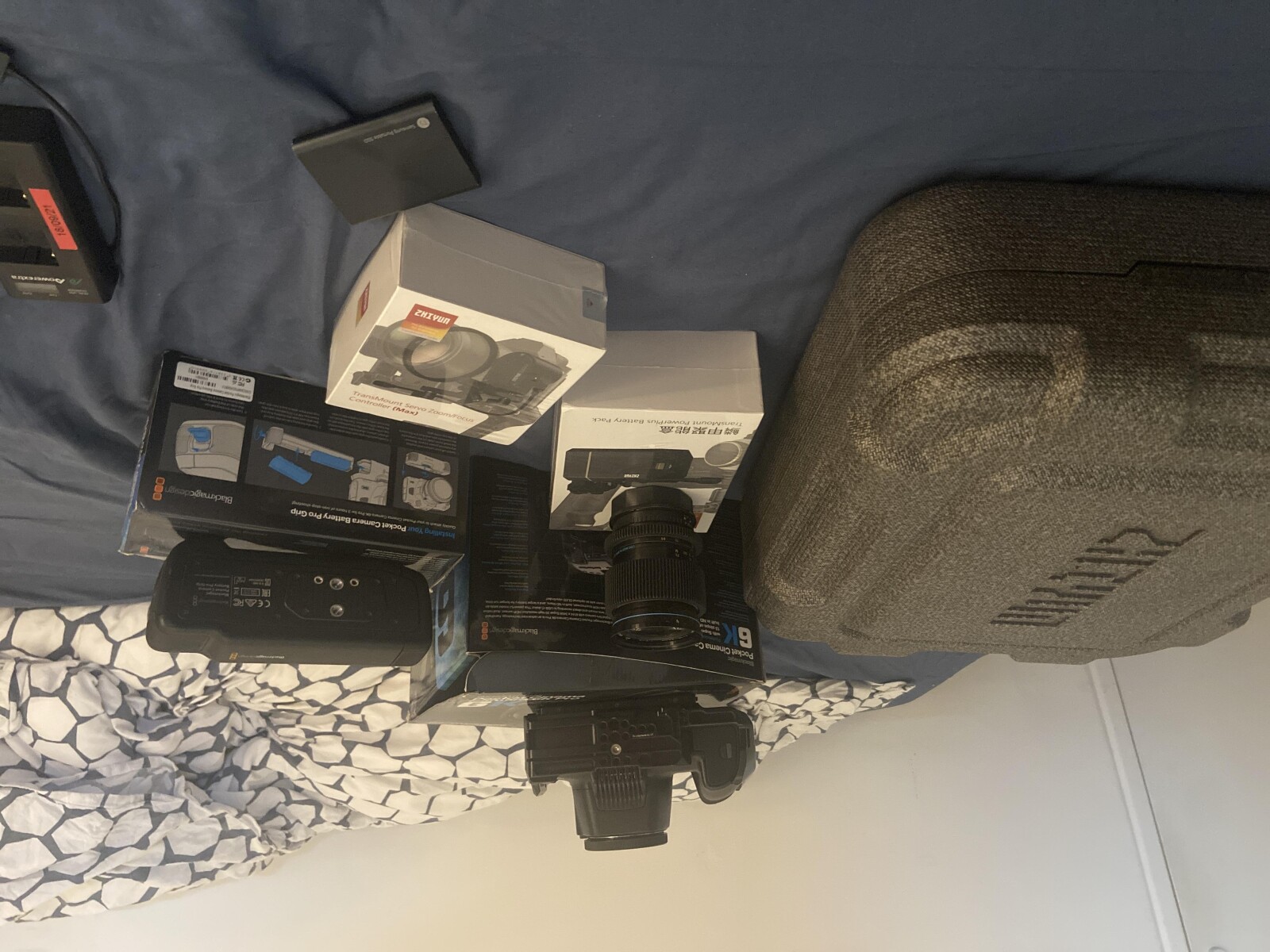 (PACK) black magic 6kpro + Zhiyun crane 3s + follow focus+ objectif zeiss au choix  - Photo 1 sur 5