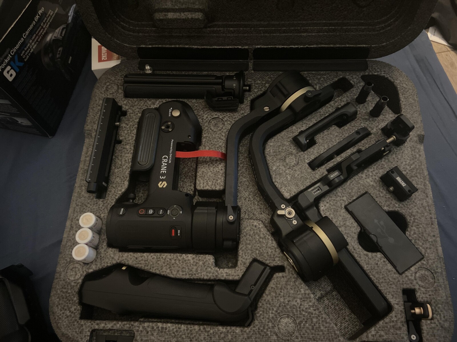 (PACK) black magic 6kpro + Zhiyun crane 3s + follow focus+ objectif zeiss au choix  - Photo 4 sur 5