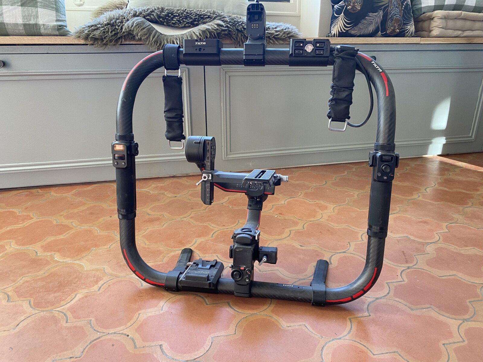 Tilta Stabilisateur Ring grip advanced DJI Robin RS2 + module Alim + Module Vlock - Photo 6 sur 6