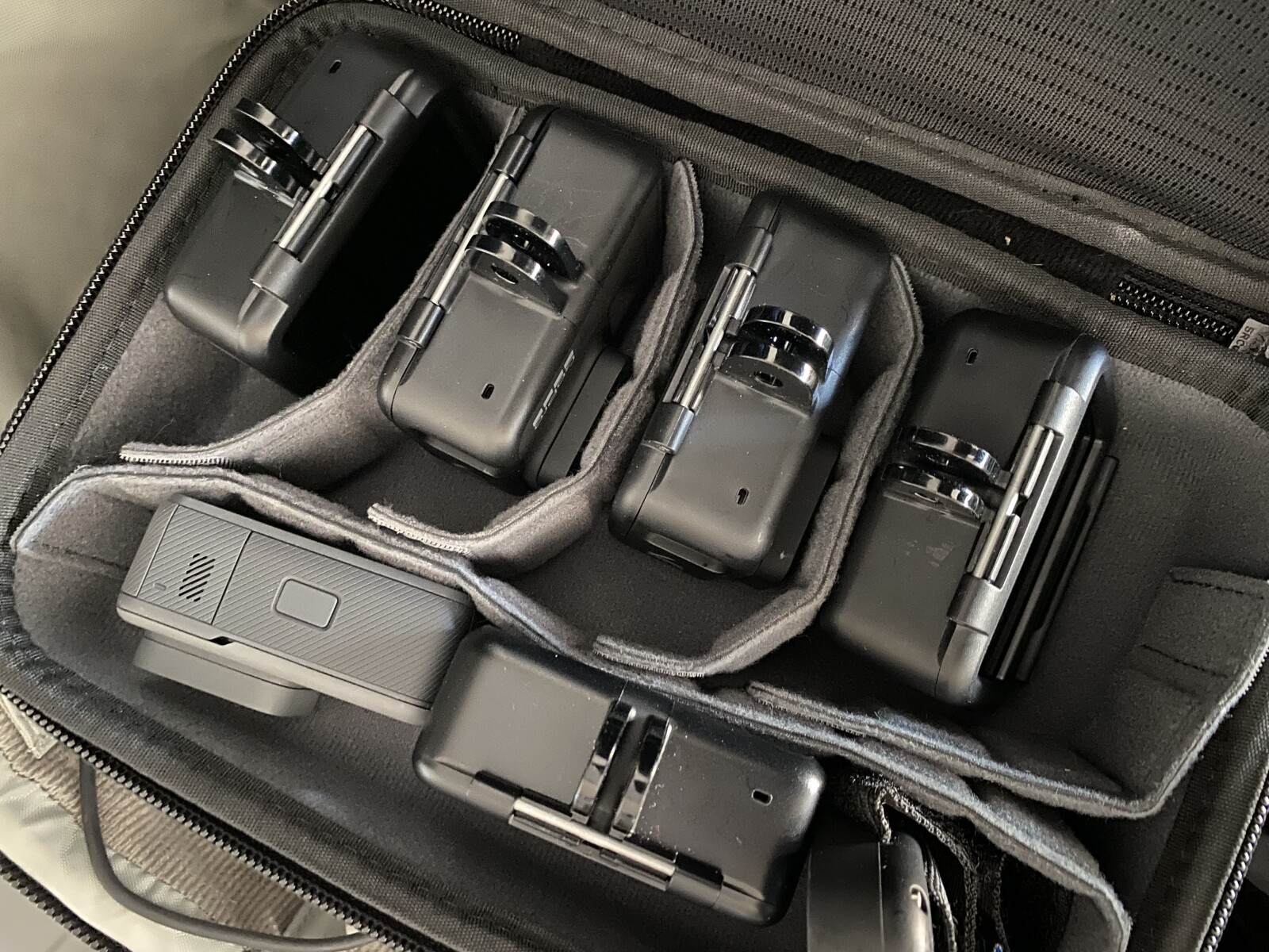 Gopro pack Aero 7 black + 12 batteries + 2 chargeurs + 3 ventouses - Photo 3 sur 8